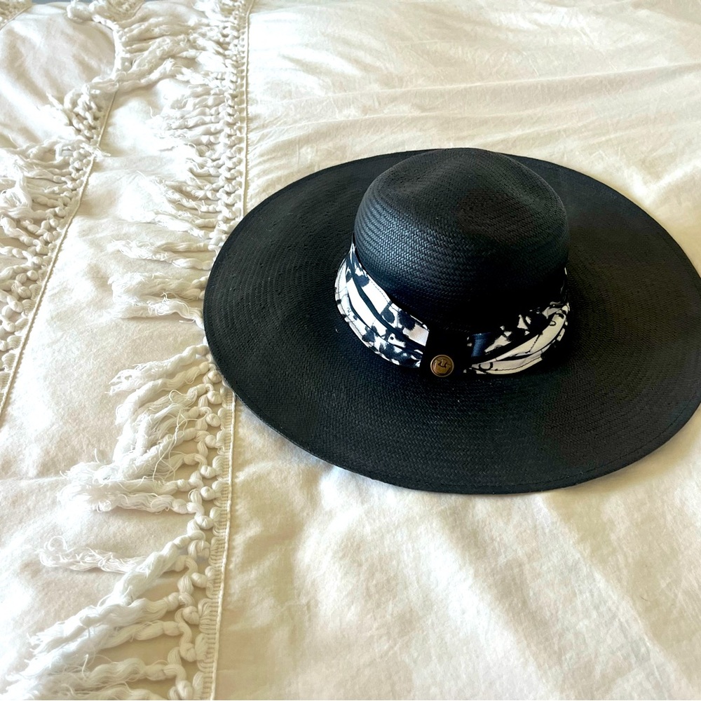Goorin Bros. Macey Floppy Wide Brim Hat in Black.  100% Paper Sunhat